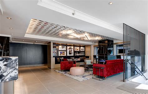 Ideal for business or leisure .